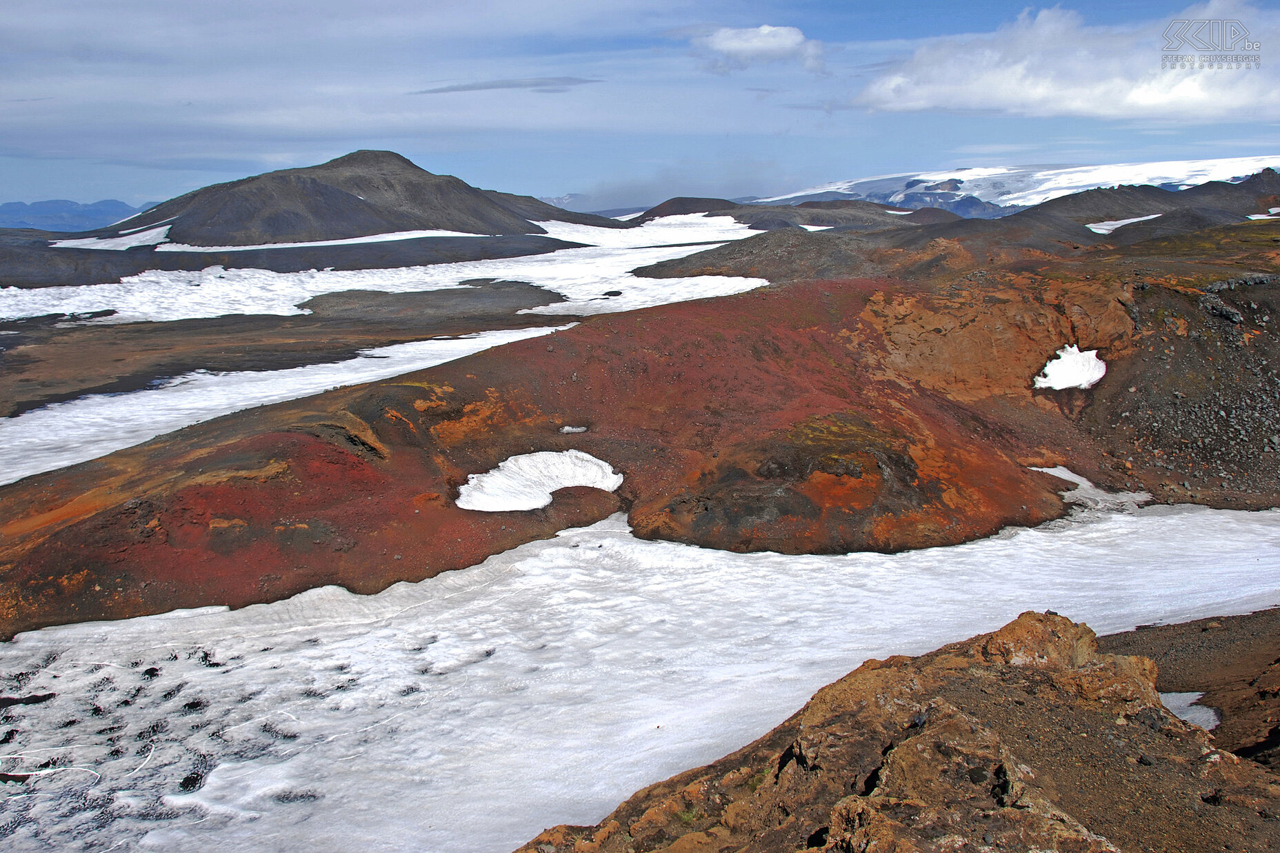 Fimmvörduskali Wij verlengen de 4-daagse Laugavegur route met nog 2 extra dagen naar Skógar. Dag 5 van Þórsmörk naar Fimmvörduskali is een stevige tocht waarbij je ongeveer 1000m moet stijgen. De Fimmvörduskali hut (1093m) is klein en vrij primitief en je moet er zelf sneeuw smelten voor water om te drinken, wassen en koken. Maar het uitzicht is er prachtig. Er ligt nog vrij veel sneeuw en hier en daar komen er prachtige rode en oranje kleuren tevoorschijn. Stefan Cruysberghs